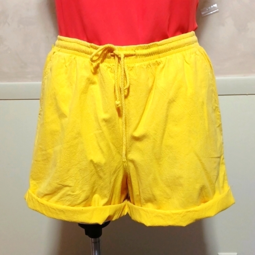 SPECIALTY COLLECTION WOMENS SHORTS SIZE L IN A BEAUTIFUL YELLOW